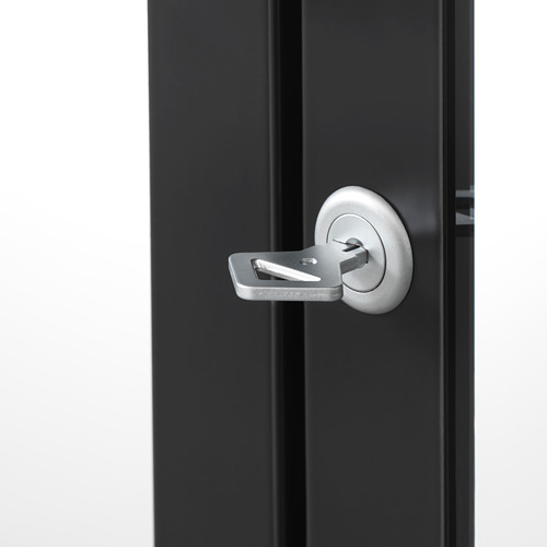 Un elegante gabinete negro con puerta de vidrio MILSBO, con una moderna manija plateada y cerradura para un almacenamiento seguro.