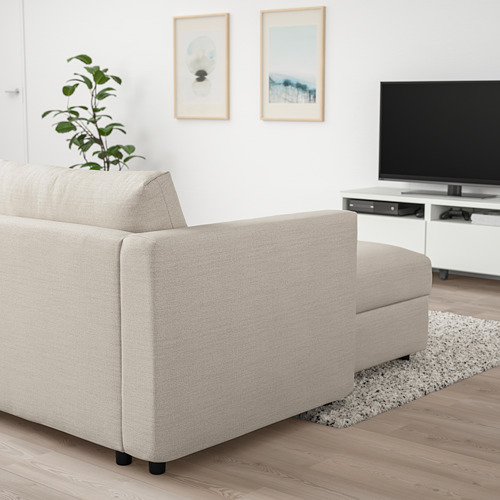 Sala de estar moderna: sofá VIMLE beige con tumbona, TV de pantalla plana, decoración blanca, planta y alfombra.