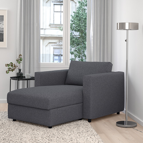Seccional VIMLE gris en acogedor salón comedor con gran ventanal y lámpara de pie, tumbona orientada hacia la izquierda.