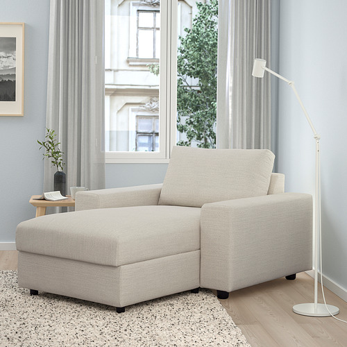 Sala de estar moderna con sofá VIMLE beige, tumbona, lámpara, alfombra y vista a la ventana. El sofá es grande, cómodo, con espacio de almacenamiento.
