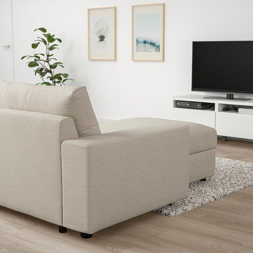 Sala de estar moderna con sofá VIMLE de color crema, planta, televisor y obras de arte.