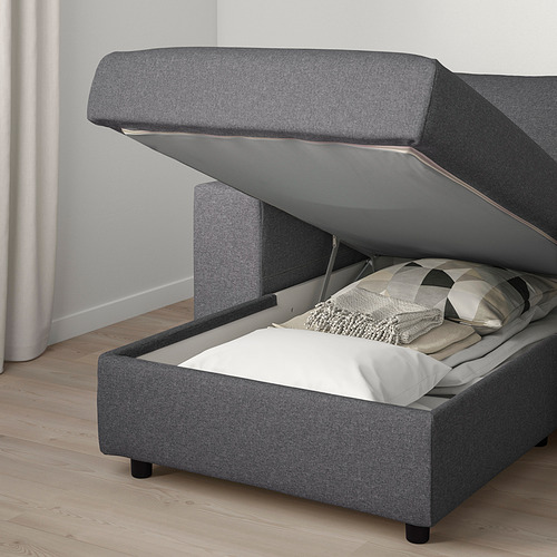 Sofá moderno con almacenaje. El asiento elevable revela un espacio oculto, ideal para las mantas.