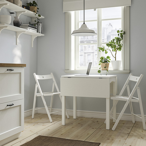 Pequeña mesa abatible HAUGA blanca y sillas plegables frösvi. Perfecto para espacios pequeños, cabe cerca de una ventana junto a las estanterías.