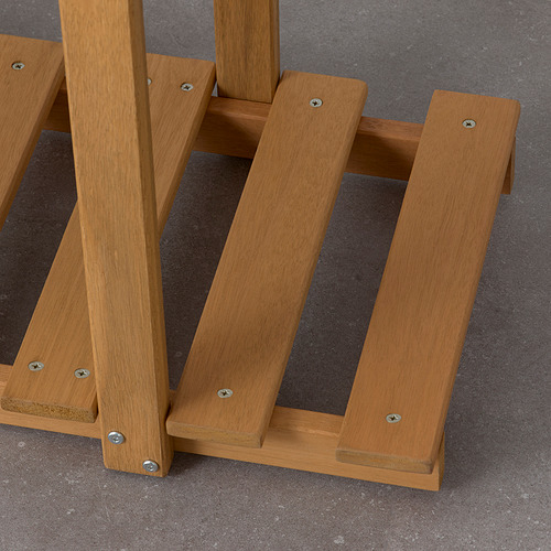 Base de mueble de madera. Diseño robusto con tornillos visibles y soportes ranurados.