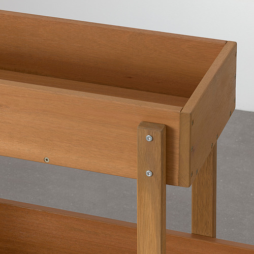 Jardinera de madera con patas y tornillos resistentes, diseñada para uso en exteriores.