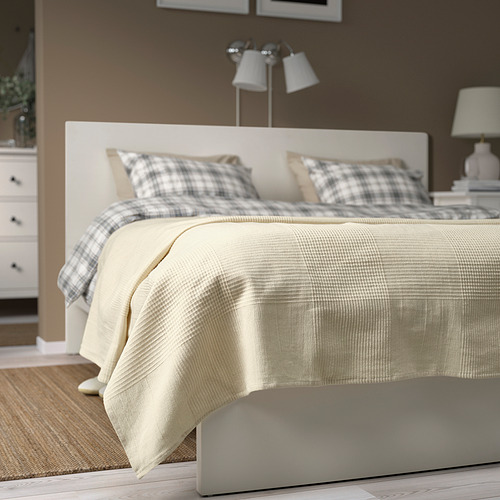 Un acogedor dormitorio con colcha de algodón blanco roto INDIRA sobre una cama doble, flanqueada por mesitas de noche y lámparas.