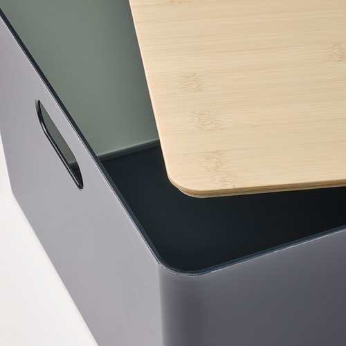Primer plano de una tapa de bambú moderna y de alta calidad en una caja gris, que muestra un diseño natural y duradero.
