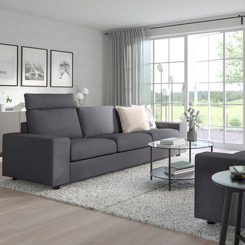 Sofá VIMLE gris, otomana, mesa de centro de cristal, gran ventanal. Decoración minimalista.