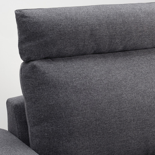 Primer plano del sofá: los cojines de felpa gris oscuro muestran un tejido de calidad y un diseño resistente.