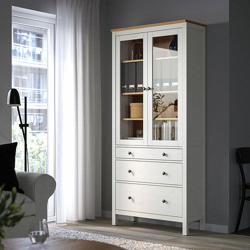 Vitrina blanca HEMNES con cajones, puertas de cristal, pino macizo y cristal templado, alta y delgada, moderna y elegante.