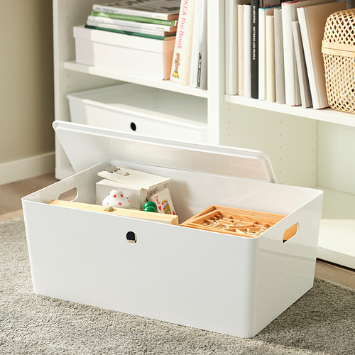 Una gran caja de almacenamiento blanca con asas laterales, que contiene juguetes y juegos. Perfecto para organizar juegos familiares o artículos de pasatiempo.