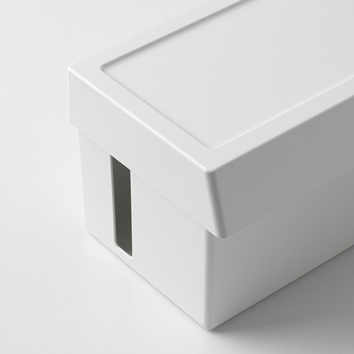 Caja de almacenamiento minimalista de plástico blanco con una tapa un poco más grande, diseñada para organizar y ocultar accesorios electrónicos.