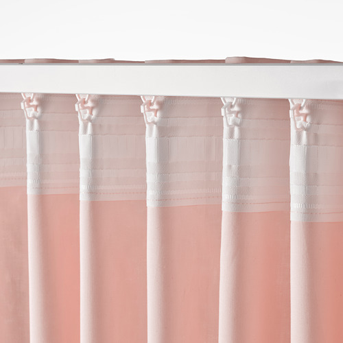 Cortinas rosas transparentes con bandas blancas cuelgan de ganchos, proporcionando privacidad y luz difusa.