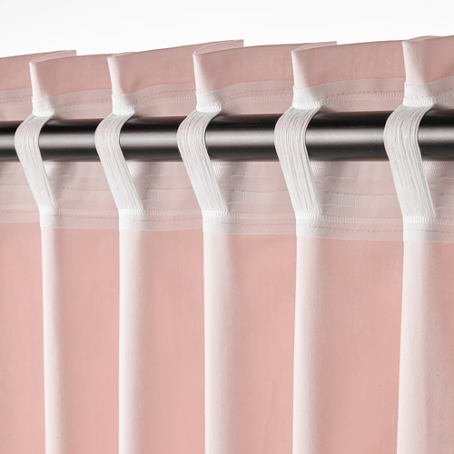 Primer plano de cortinas rosas transparentes con lengüetas blancas y ganchos para colgar en varillas, que ofrecen filtración de luz y privacidad.