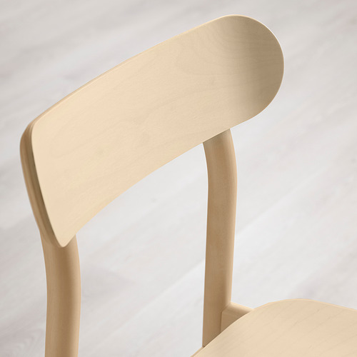 Primer plano del respaldo y la estructura lateral de una silla de madera. Acabado liso que muestra las vetas de la madera, lo que indica una artesanía de calidad.