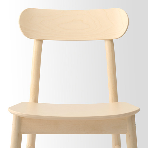 Silla minimalista de madera clara con bordes lisos y redondeados y respaldo. Diseño moderno y limpio.