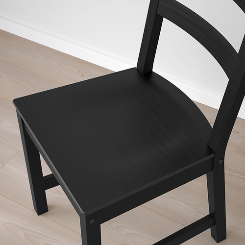 Silla de madera negra con respaldo alto y respaldo curvo, colocada sobre suelo de madera clara.