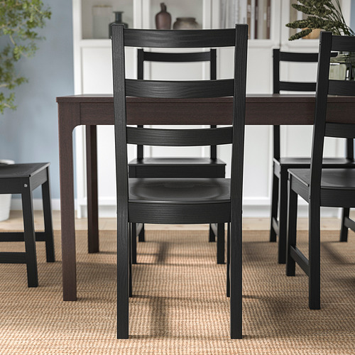 Sillas de comedor de madera oscura con respaldos de escalera que rodean una mesa, diseñadas para la comodidad con asientos profundos y respaldos altos.