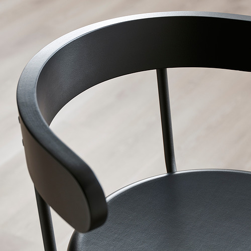 Taburete de bar negro con respaldo y reposabrazos curvos, detalles artesanales visibles.