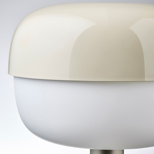 Lámpara moderna de diseño liso y curvo, en el que predomina el blanco, reflejando calidad y elegancia.