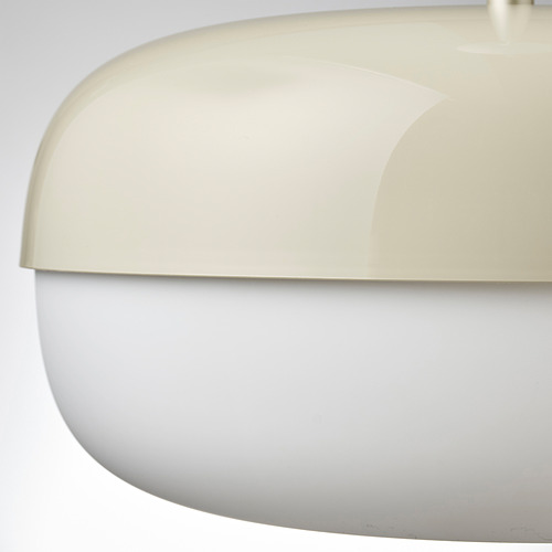 Moderna lámpara colgante blanca con curvas suaves.