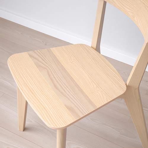 Juego minimalista de mesas y sillas de madera, con un suave acabado en fresno y una robusta artesanía, perfecto para la decoración moderna.