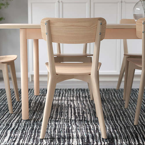 Sillas de madera clara alrededor de una mesa de comedor, adecuadas para diversas actividades. Solo para uso en interiores.