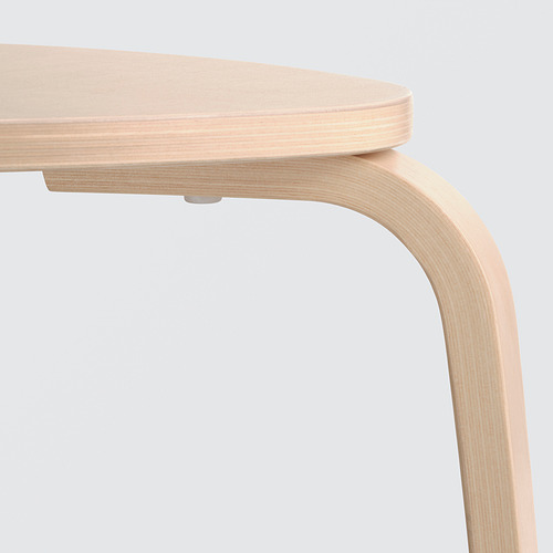 Taburete de madera ligera con patas lisas y curvas y un asiento sencillo y redondo. Acabado de alta calidad y diseño robusto.