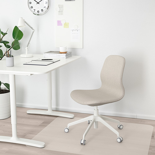 Moderna oficina en casa con silla LÅNGFJÄLL, escritorio blanco, lámpara, plantas y reloj. Diseño elegante y ergonómico.