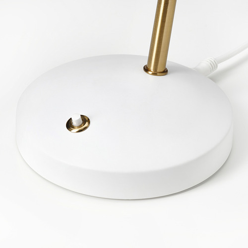 Lámpara blanca moderna con detalles dorados y cuello flexible, enchufada.