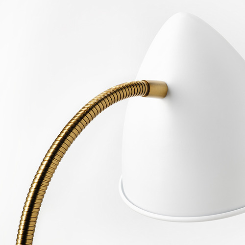 Lámpara flexible de latón con cuello de cisne y pantalla cónica blanca, diseño elegante y moderno. Bombilla led incluida.