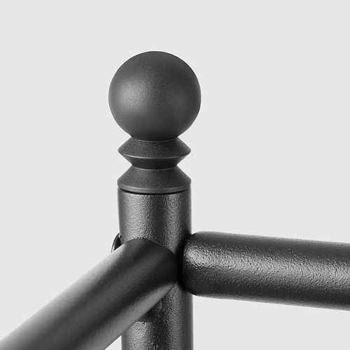 Detalle de estantería de metal negro: remate redondo, superficie texturizada, unión robusta.
