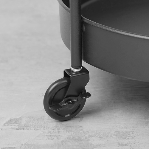 Rueda de carro de metal negro con giratorio y freno, montada en una elegante unidad de almacenamiento de baño.