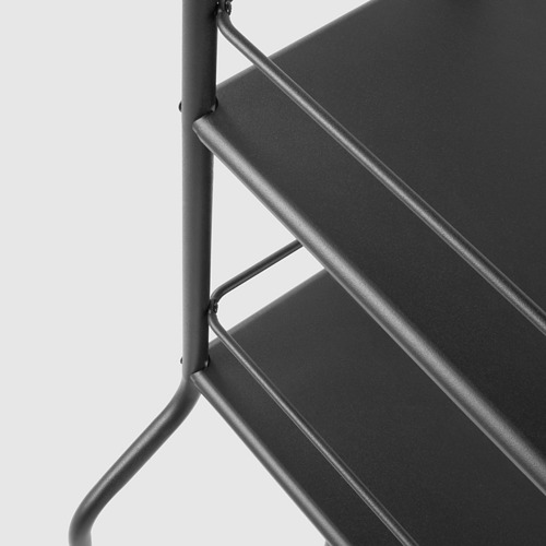 Estantería de metal negro con superficies lisas y patas robustas, diseñada para el almacenamiento en el baño.