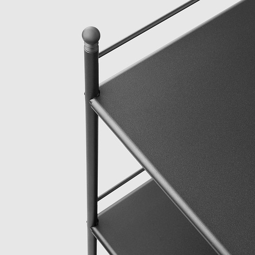 Primer plano de una estantería moderna de metal negro con un diseño elegante y un extremo redondeado. Parte de la serie FRÖSJÖN, duradera y elegante para el baño.