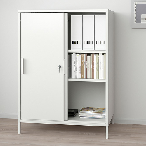 Armario blanco con puertas correderas, estantes abiertos, puertas con cerradura. Separador de ambientes ideal con almacenamiento mixto.