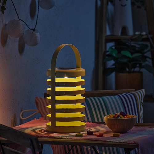La lámpara SOLVINDEN emite luz amarilla. Al aire libre, funciona con baterías, diseño único.