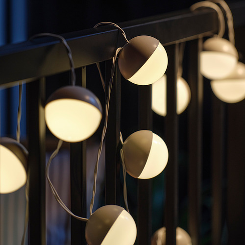 Cadena de luces colgantes y esféricas con una iluminación cálida, mitad blanca, mitad amarilla. Perfecto para la iluminación ambiental decorativa interior/exterior.