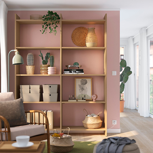 Sala de estar moderna con almacenamiento LÅDMAKARE, estantes abiertos, almacenamiento cerrado, silla acolchada y decoración.