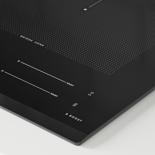 Placa de inducción negra con borde biselado, cinco zonas de cocción, controles táctiles y funciones de refuerzo.