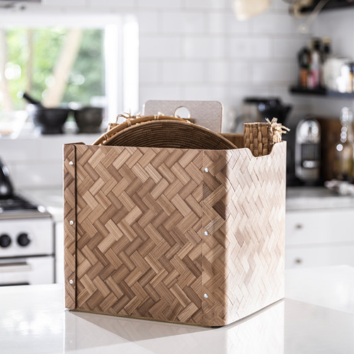 Caja de almacenamiento de bambú BULLIG con diseño tejido, color marrón natural, forma cuadrada, sobre encimera.