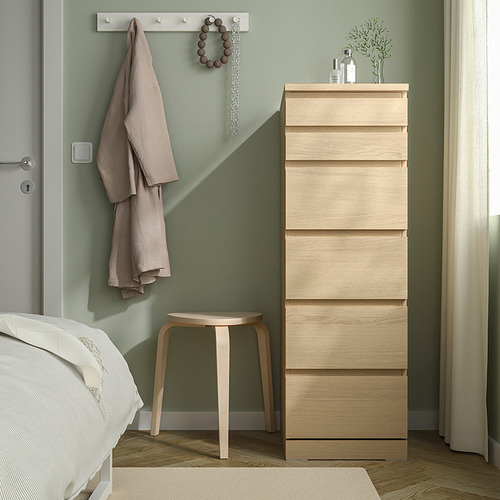 Dormitorio moderno con tocador, cama, taburete y decoración MALM.