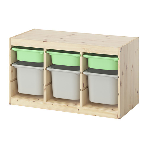 Almacenaje de madera clara TROFAST con cubos blancos y verdes.