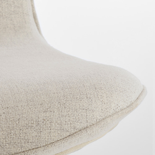 Primer plano de las sillas LÅNGFJÄLL de elegante tela blanca acolchada, con costuras de calidad y diseño moderno.