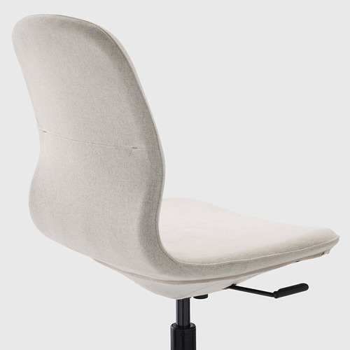 Silla de oficina regulable en altura y mecanismo de inclinación, tapizada en color beige.