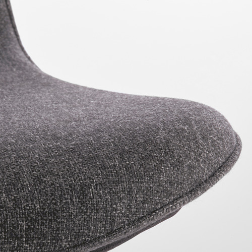 Primer plano de una silla de oficina moderna confeccionada con tejido gris texturizado, que destaca por sus costuras de alta calidad y su diseño ergonómico.