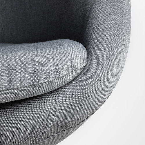 Primer plano de sillas modernas acogedoras, asiento y respaldo acolchados en tela gris.