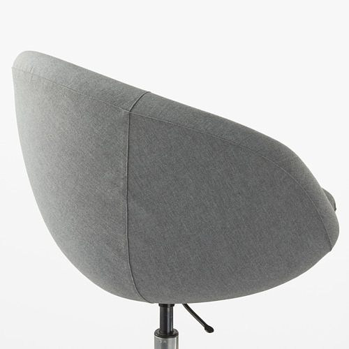 Moderna silla de oficina gris con respaldo curvo, probablemente ergonómica, sobre fondo blanco.