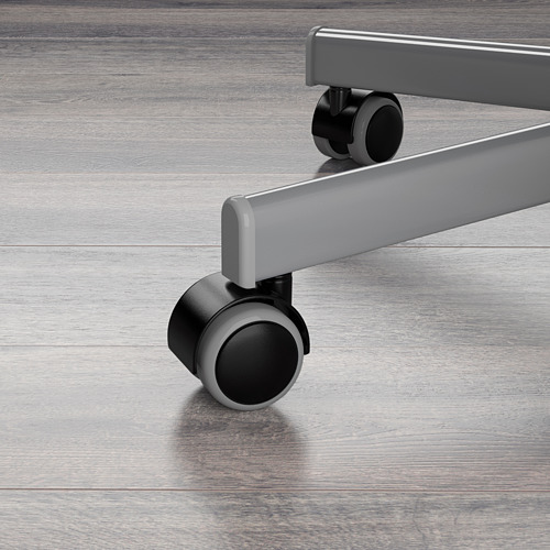 Ruedas de silla de oficina ajustables sobre suelo de madera. Las ruedas están recubiertas de goma y diseñadas para un movimiento suave y silencioso.