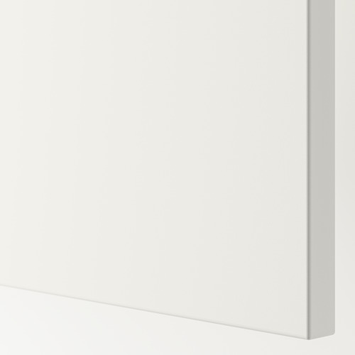 Primer plano de la elegante y moderna puerta de armario blanco con bordes lisos.